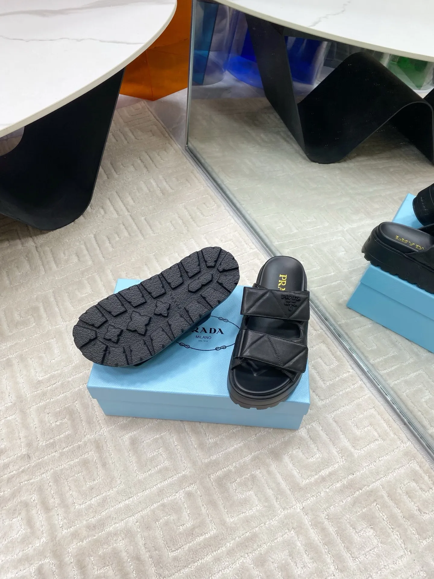 👟👟Ex-factory price 580👟👟 Prada Prada 2025 spring and summer new sandals Roman thick-soled Velcro sandals slippers The latest catwalk style, classic upgrades Comfort and fashionability coexist Each color combination looks good, and the design matches different style needs Upper: Original customized cowhide Lining: Original customized sheepskin lining, cowhide Foot pads Outsole: Original open-molded anti-slip outsole Shoe size: 35-40